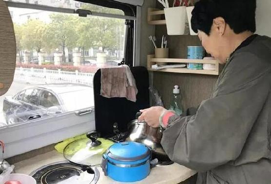 为了让女儿每天能多睡1小时 温州一家长花50多万买了辆房车 一出校门口就到家