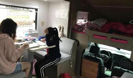 为了让女儿每天能多睡1小时 温州一家长花50多万买了辆房车 一出校门口就到家