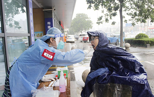 雨中核酸采样1.jpg