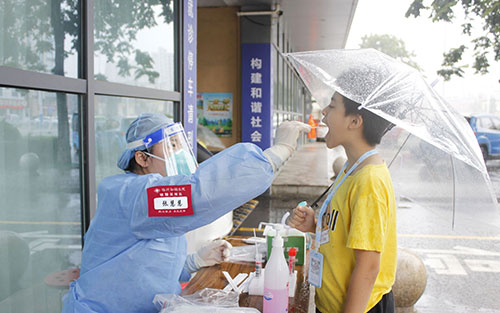 雨中核酸采样2.jpg