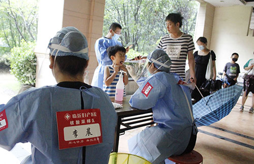 雨中核酸采样.jpg